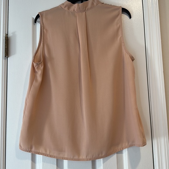 Hidden button front top with pleat on the back - Picture 3 of 6